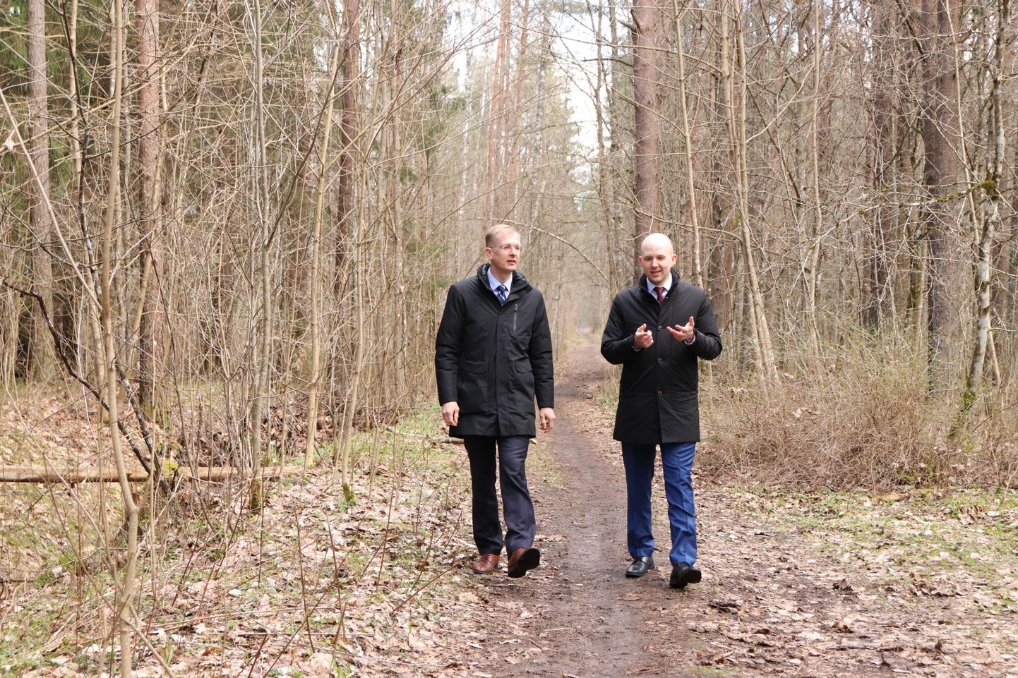 Linnavolikogu esimees Tiit Terik ja keskkonnaminister Tõnis Mölder käisid kolmapäeval Raudalus vaatamas kohta, kus tahetakse liivakarjäär avada.