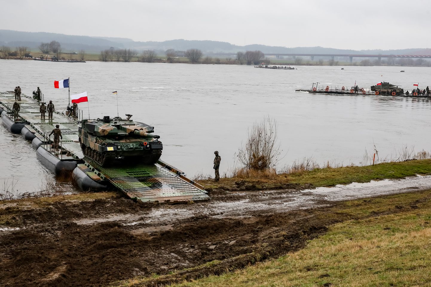 Poola ja Prantsuse sõjaväelased esitlevad tankide ja soomukite üleviimist Visla jõe kaudu NATO õppuse Dragon-24 ajal, mis on osa laiaulatuslikust õppusest Steadfast Defender-24.