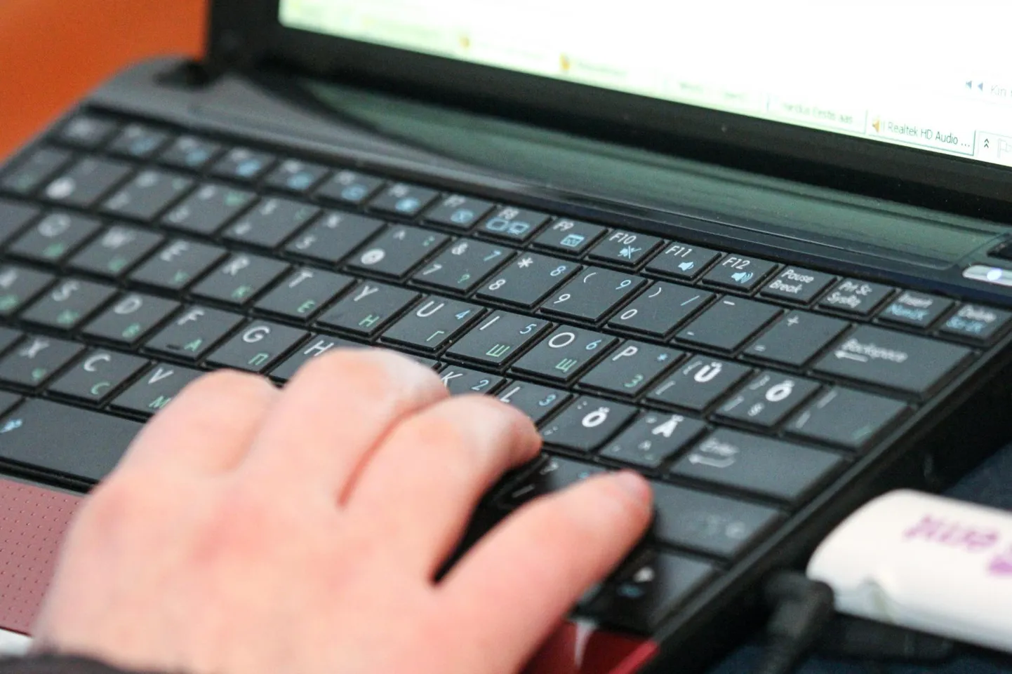 On palju väikeseid pereettevõtteid, kel pole piisavat IT-oskusi või pelgavad Facebooki avalikku elu. Neile oleks suur abi, kui mõni pakuks end ­appi oma kodukontoris istudes.