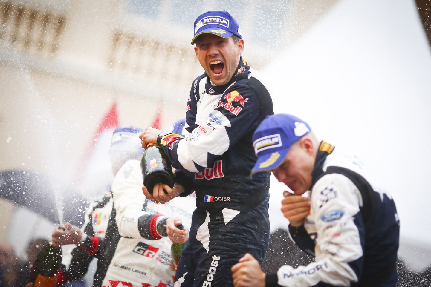 2017. aastal olid Sébastien Ogier (keskel) ja Ott Tänak (paremal) meeskonnakaaslased Ford M-Sport meeskonnas. Pildil šampanja pritsimine Monte Carlo rallil, mille võitis Ogier, Tänak leppis kolmanda kohaga.