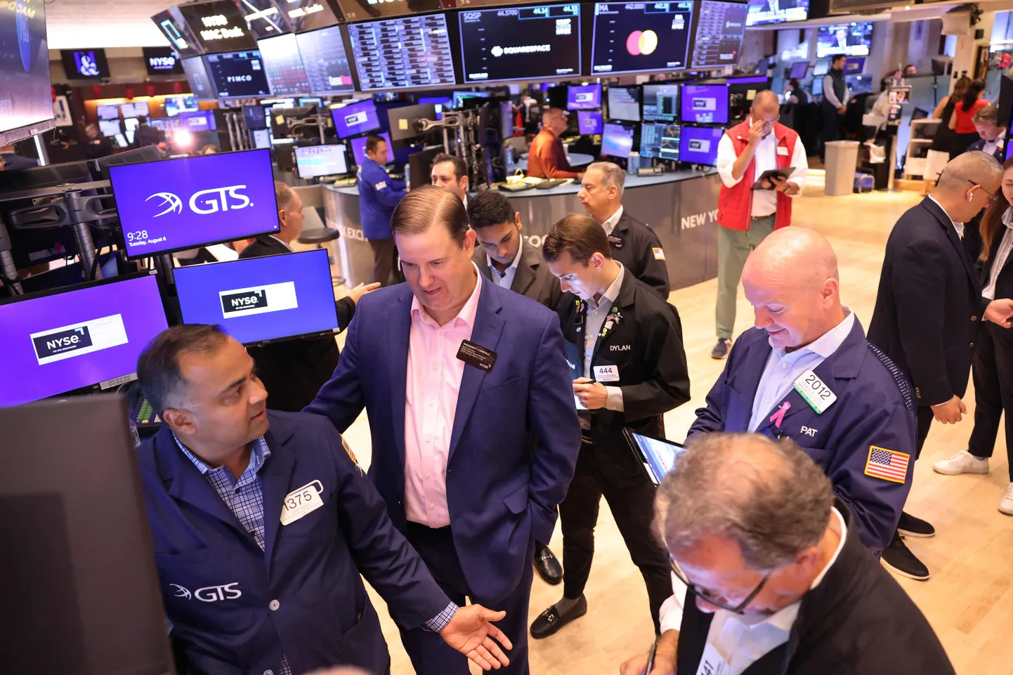 Börsimaaklerid esmaspäeval, 6.augustil, oma tööpostil New York Stock Exchanges, USAs