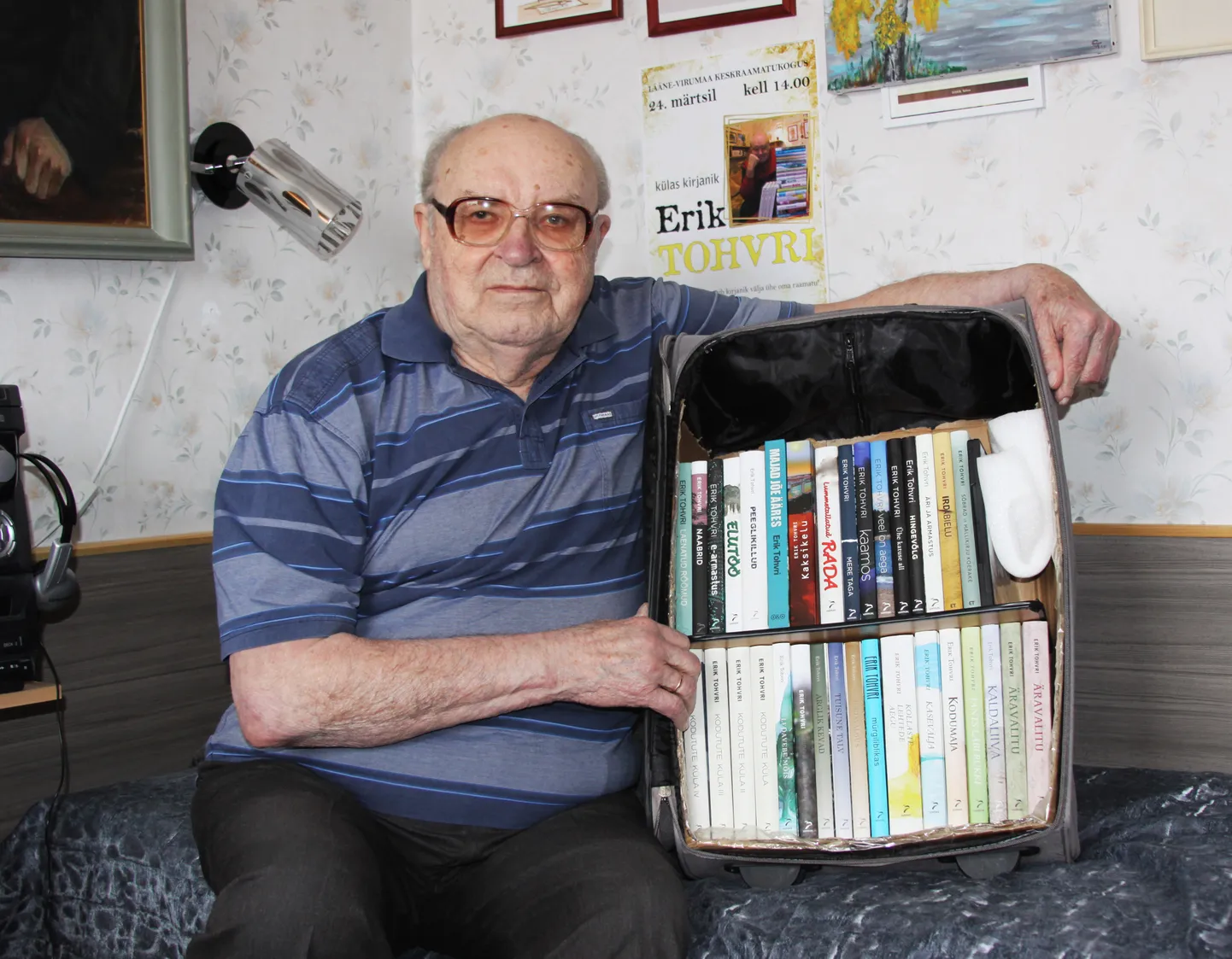 Erik Tohvri ja tema kõiki trükis ilmunud teoseid sisaldav «rändtsirkuse» kohver, millega ta käis enam kui sajal korral lugejatega kohtumas.