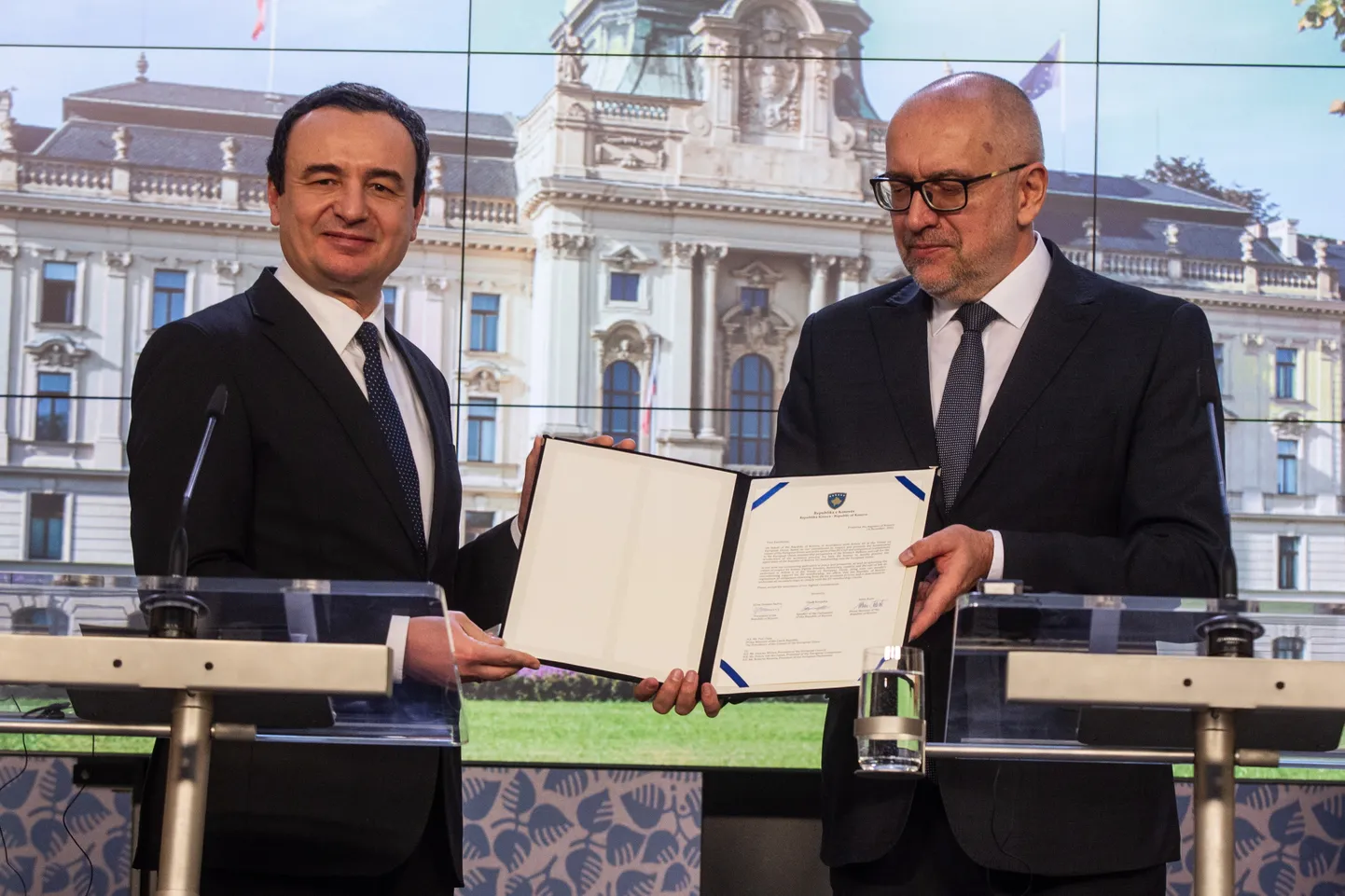 Kosovo peaminister Albin Kurti (vasakul) pressikonverentsil Tšehhi Euroopa küsimuste ministri Mikuláš Bekiga Prahas 15. detsember 2022.