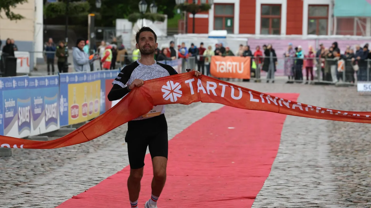 12. Tartu linnamaratoni 42,2-kilomeetrise distantsi võitis Ülari Kais ajaga 2:28.55.