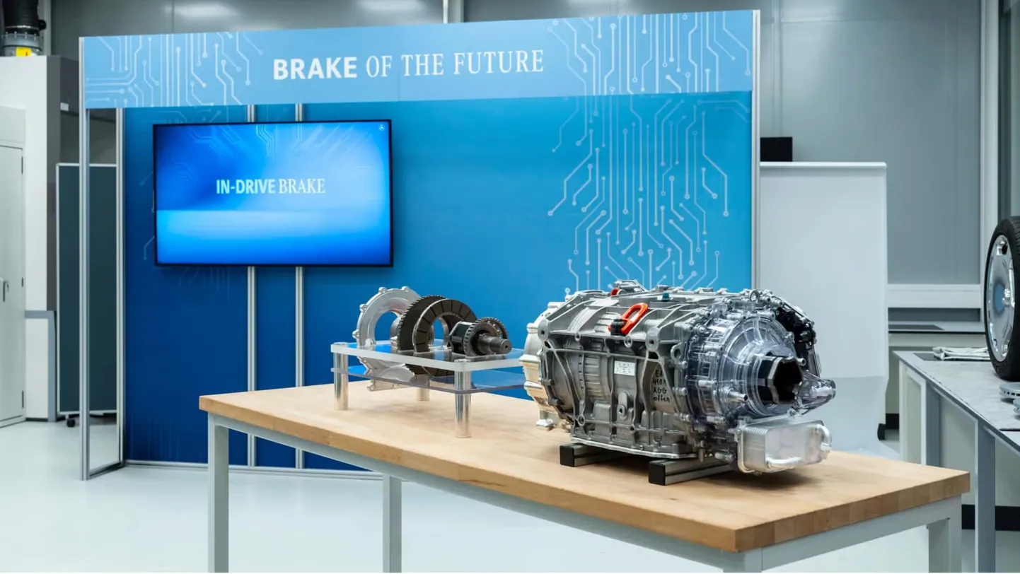Mercedes-Benzi in-drive pidurisüsteem sobib paremal asetseva elektrimootori jõuülekande sisse.