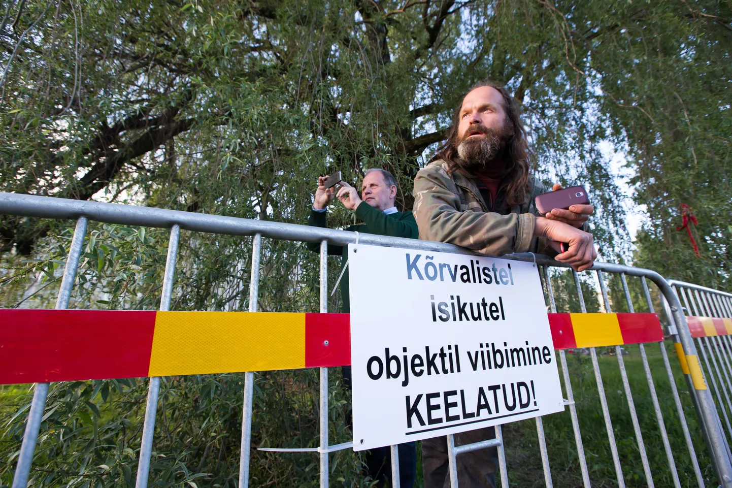 Politsei andis hõberemmelga kaitsjatele aega homme hommikuni lahkuda.