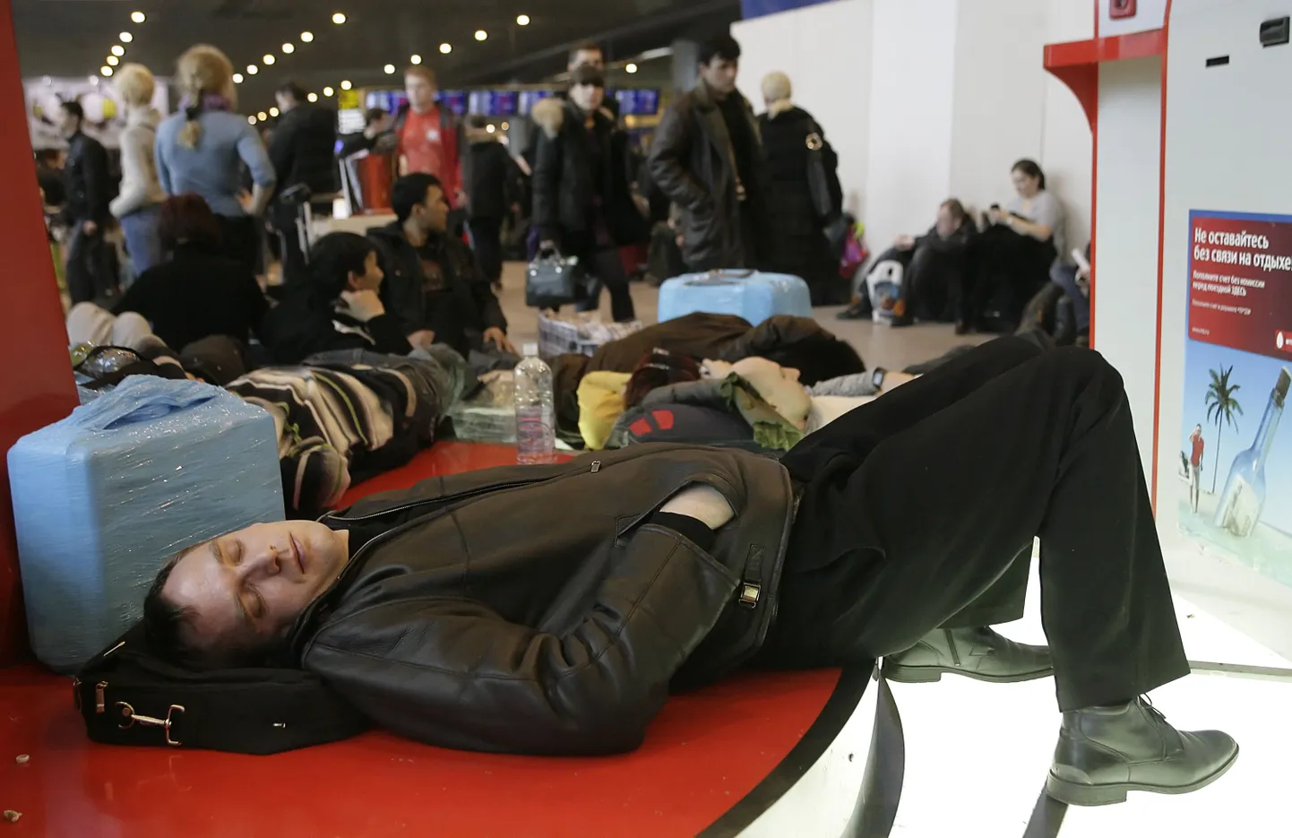 Reisijad Moskva Domodedovo lennujaama ootesaalis.