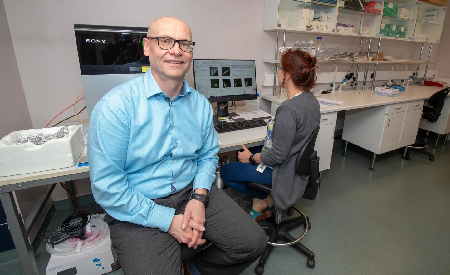 Tartu Ülikooli bio- ja siirdemeditsiini instituudi molekulaarimmunoloogia professor Pärt Peterson ja rakulise immunoloogia juhtivteadur Kai Kisand (seljaga).
