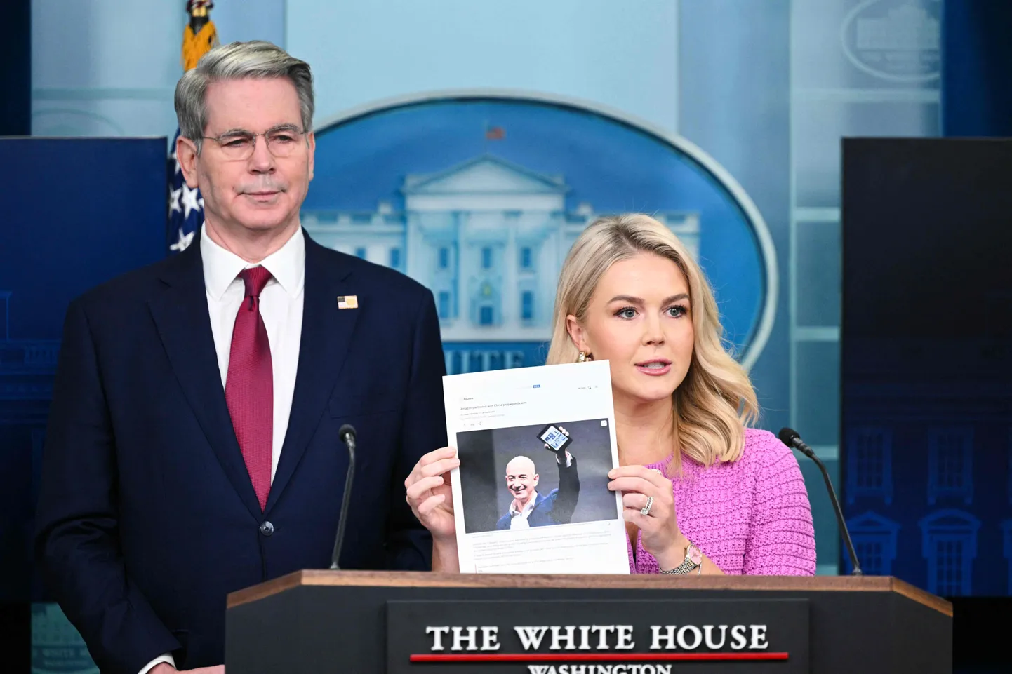 Valge Maja briifing: Karoline Leavitt koos Scott Bessentiga näitamas uudisartiklit «Amazon tegi koostööd Hiina propagandaorganiga» (Jeff Bezos), Washington, 29.04.2025.