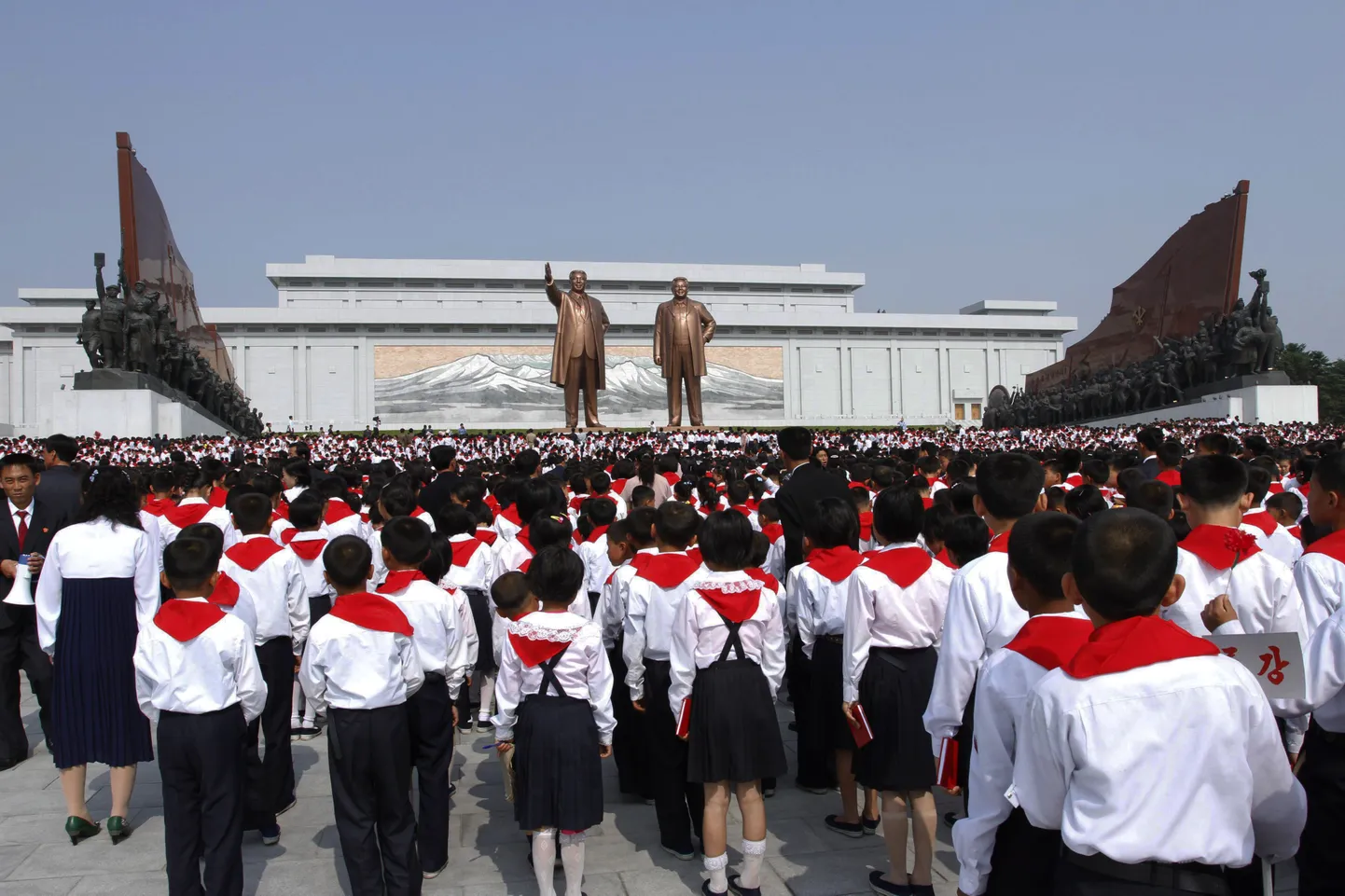 Korea Lasteliidu delegaadid avaldavad austust Põhja-Korea endistele liidritele Kim Il-sungile ja Kim Jong-ilile nende kujude juures Pyongyangis.