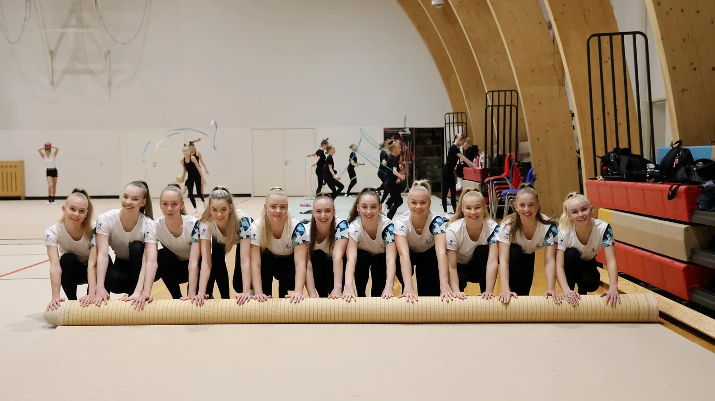 Pärast 13 aastat treenimist ja võistlemist, mis lõppes rühmvõimlemise maailmameistrivõistluste pronksiga, rullivad Rütmika Siidisabad Karina Saealle (vasakult), Liina Sarv, Mona Maasikas, Annabel Juuriste, Emily Hermann, Hanna Mägi, Saskia Treufeldt, Liisbet Sorge, Elis Sarapuu, Maria Terep ja Karolina Kuusik oma karjääri kokku. Tühimikku klubisse aga ei jää, noored hoiavad seljataguse kindlana.