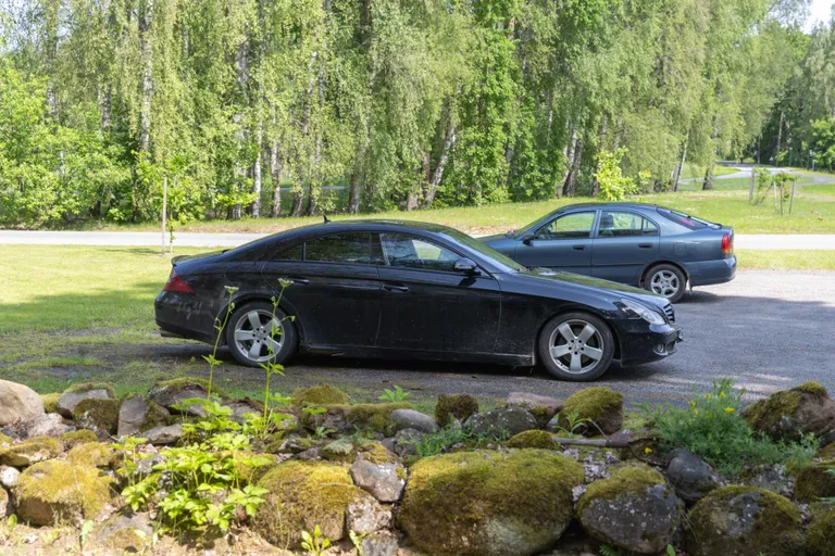Kairi Kärnerile kuulunud Mercedes seisis veel neljapäeva õhtul kalmistu parklas, sest omanikul polnud selle võtmeid.