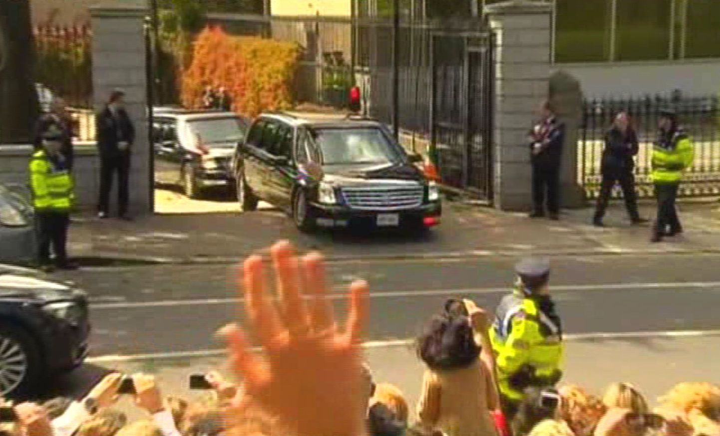 President Barack Obama auto väljasõitmine Dublinis asuva USA suursaatkonna väravatest