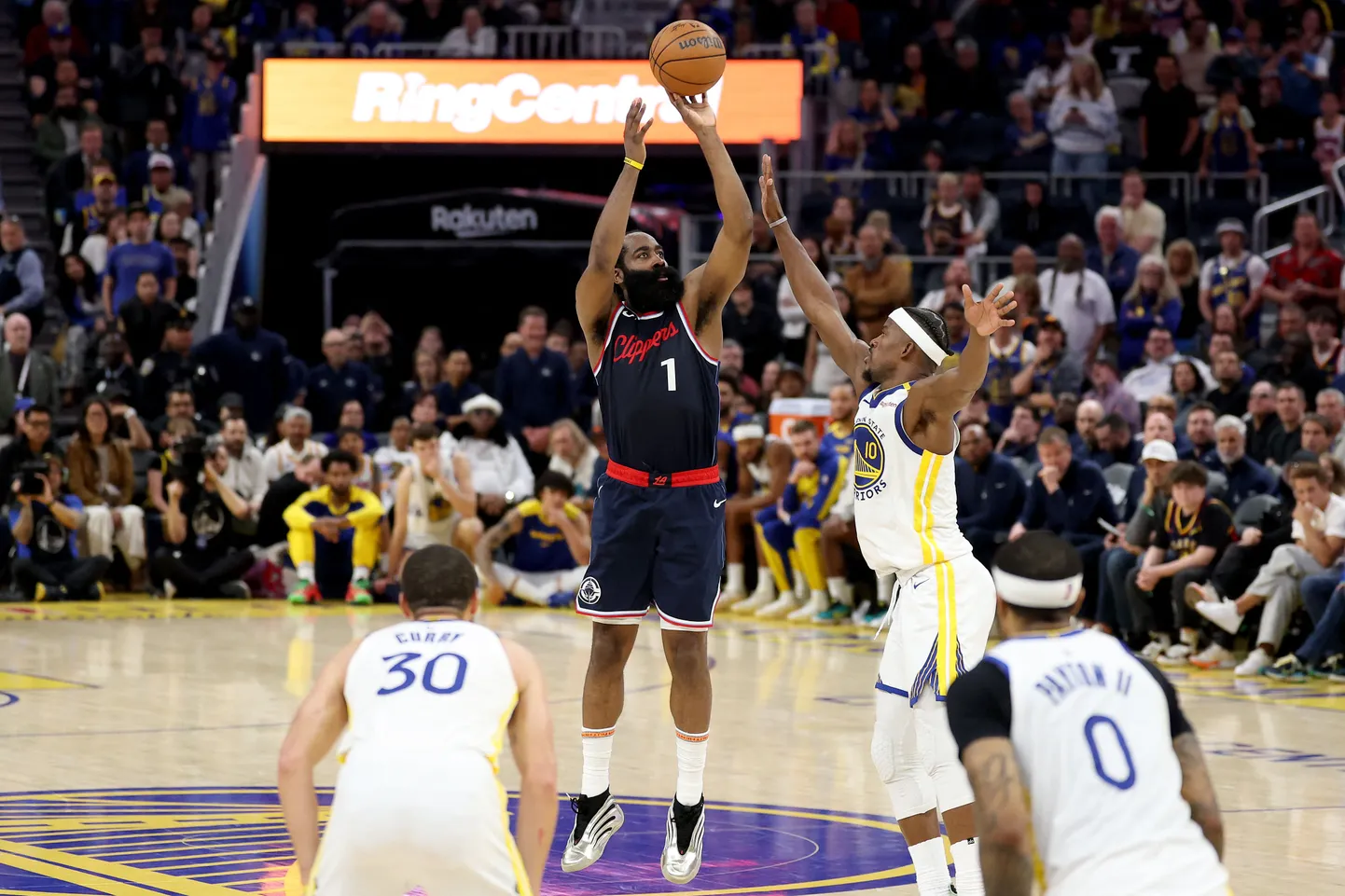 NBA zvaigzne Džeimss Hārdens (centrā)