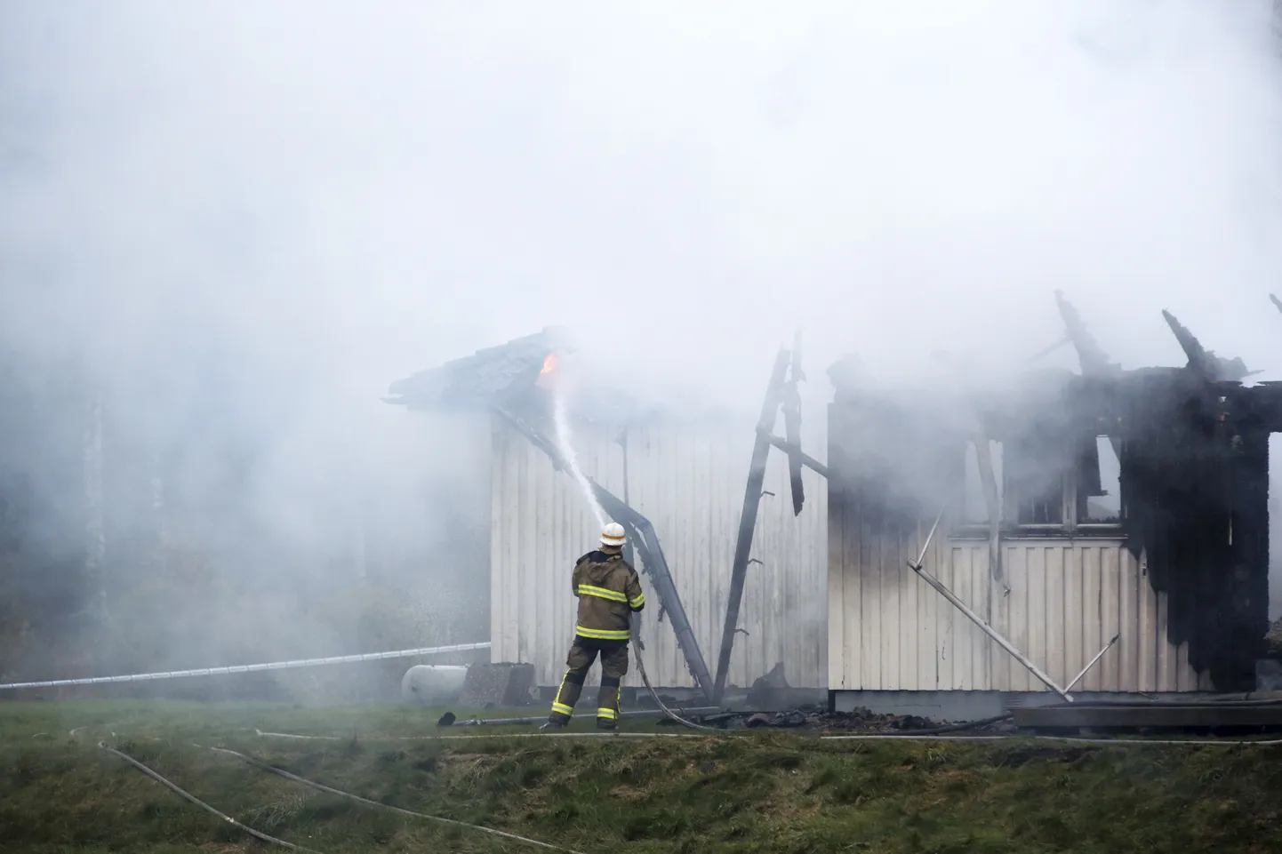 Pagulaskeskuse põleng Götenburgis. Pilt on illustreeriv.