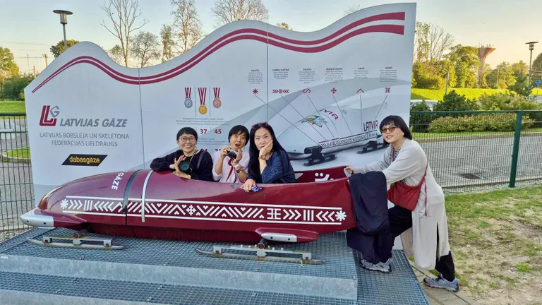 Daļa no japāņu preses delegācijas Siguldas simboliskajā sporta ierīcē – bobsleja bobā.