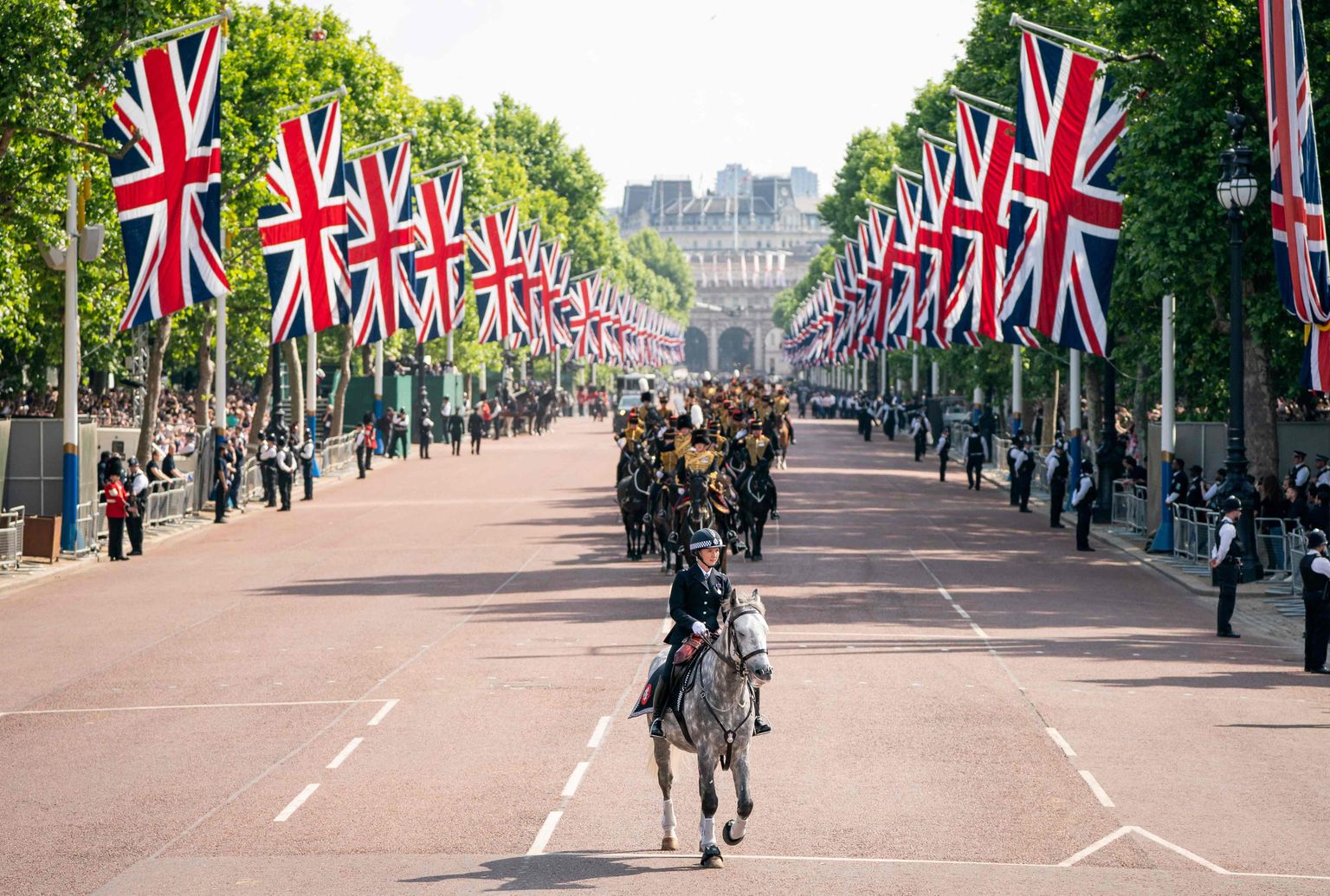 Sõjaväeparaad Londoni kesklinnas, kus suurejooneliselt tähistatakse kuninganna Elizabeth II valitsemisaja 70. plaatinajuubelit.
