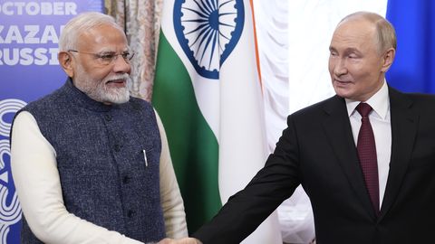 Putin sõitis Indiasse kaitse- ja kaubandusküsimusi arutama
