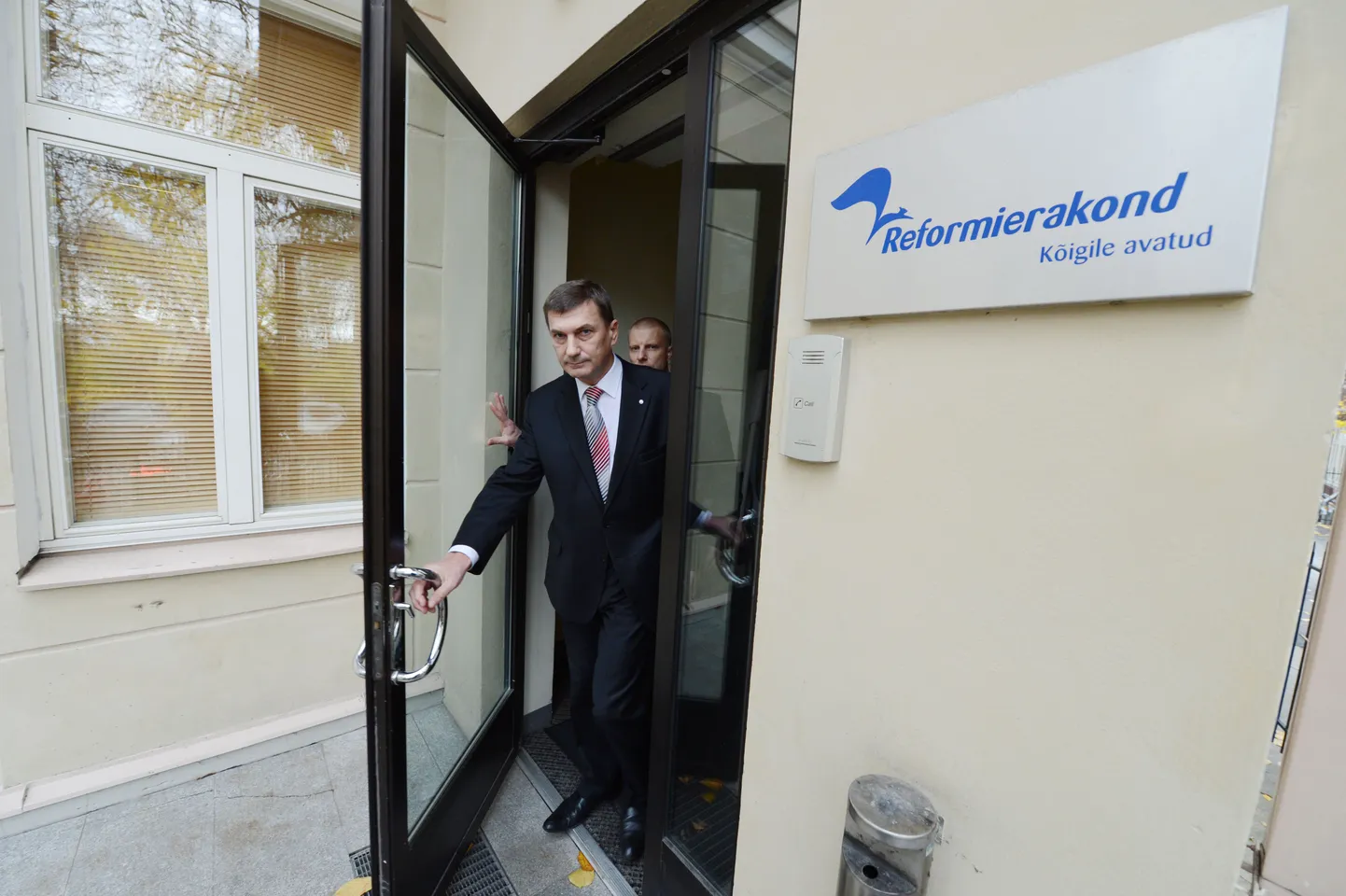 Andrus Ansip juhatuse koosolekult lahkumas
