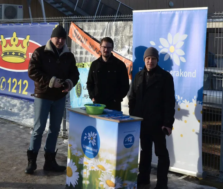 Vabaerakondlastel on telgi asemel lett. Ain Ostra (paremal) sõnul peab erakond laupäeval turul kohal olema, sest inimesed tahavad poliitika kohta uurida.