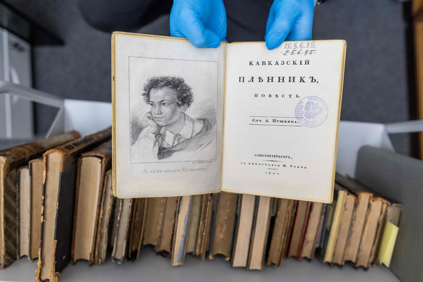 Aleksander Puškini 1822. aasta raamatu «Kaukaasia vang» esimese väljaande võltsitud eksemplar Varssavi ülikooli raamatukogus.