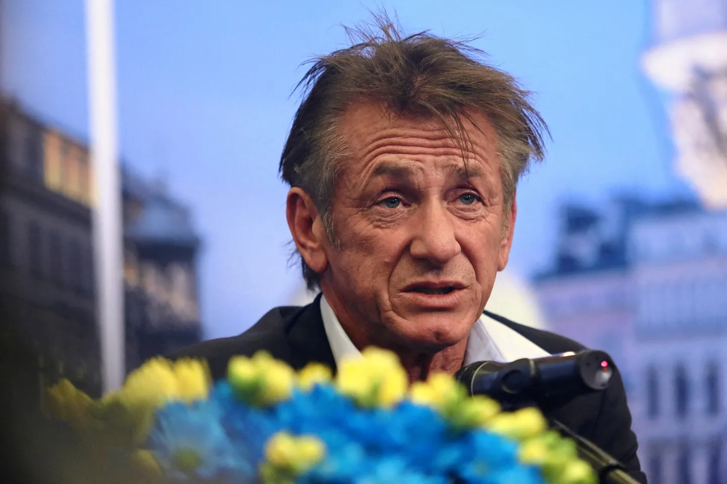Sean Penn rääkimas pressikonverentsil Krakowis. 23. märts.