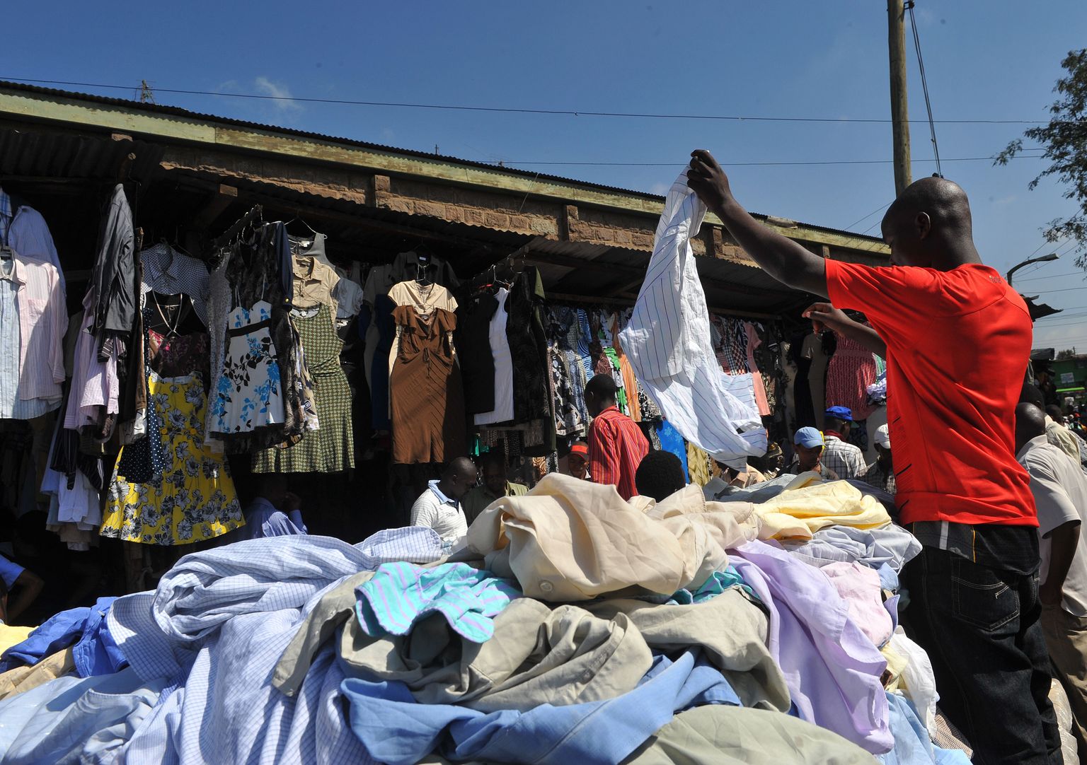 Keenia mees kasutatud riideid sorteerimas.
