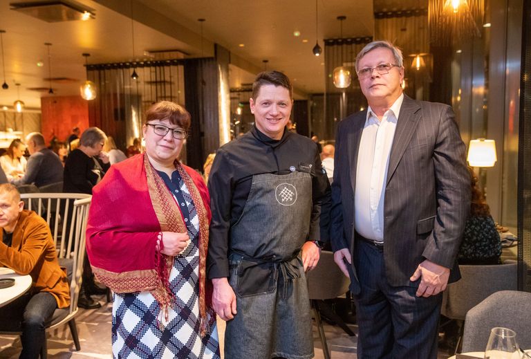 Татьяна и Дмитрий с шеф-поваром ресторана City Grill House Анатолием Пимановым.