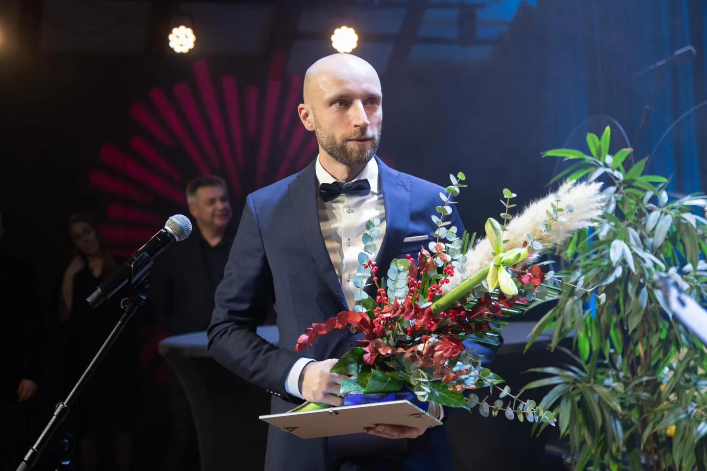 Aasta ettevõtte lillekimpu ja klaasauhinda käis vastu võtmast Metest Steeli juhatuse liige Annes Märtsimaa.