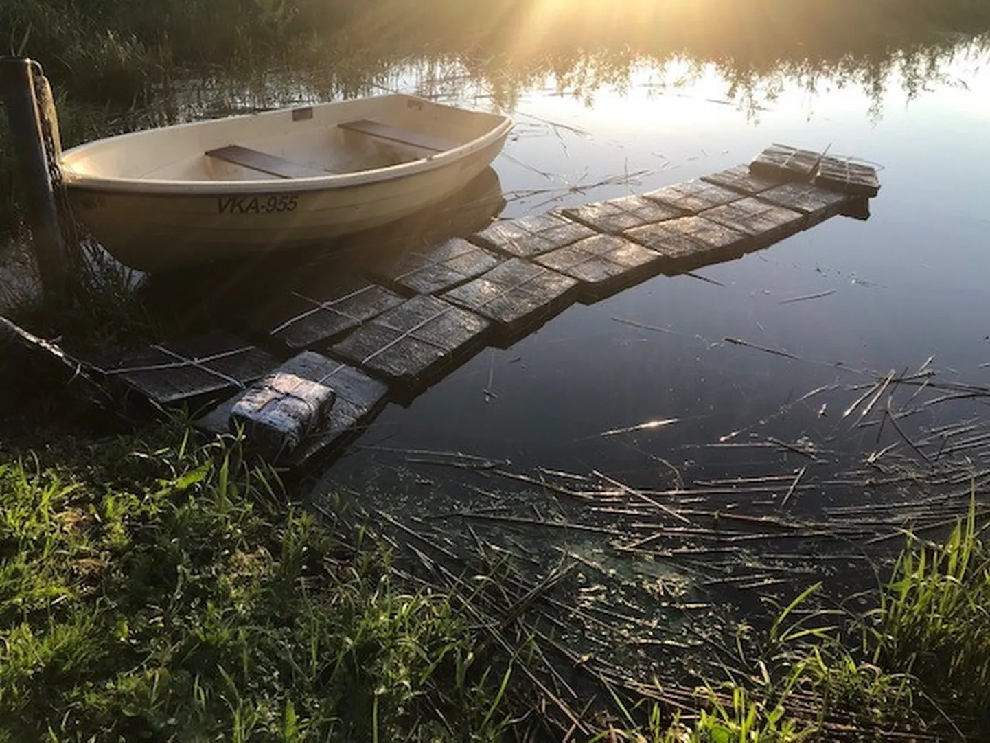 Musta kilesse pakitud kastides oli üle 100 000 Venemaa Föderatsiooni maksumärkidega salasigaretti. Fotol olev paat ei ole salakaubaveojuhtumiga seotud.