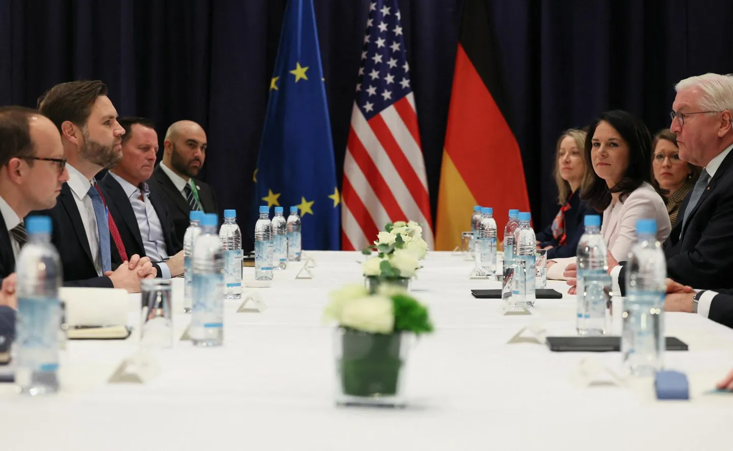 Siseallikate väitel möödus julgeolekukonverentsile eelnenud kohtumine USA asepresidendi J. D. Vance’i (vasakult teine) ning Saksa välisministri Annalena Baerbocki (paremalt teine) ja president Frank-Walter Steinmeieri (paremalt esimene) vahel konstruktiivsemas toonis kui nende avalikud sõnavõtud.