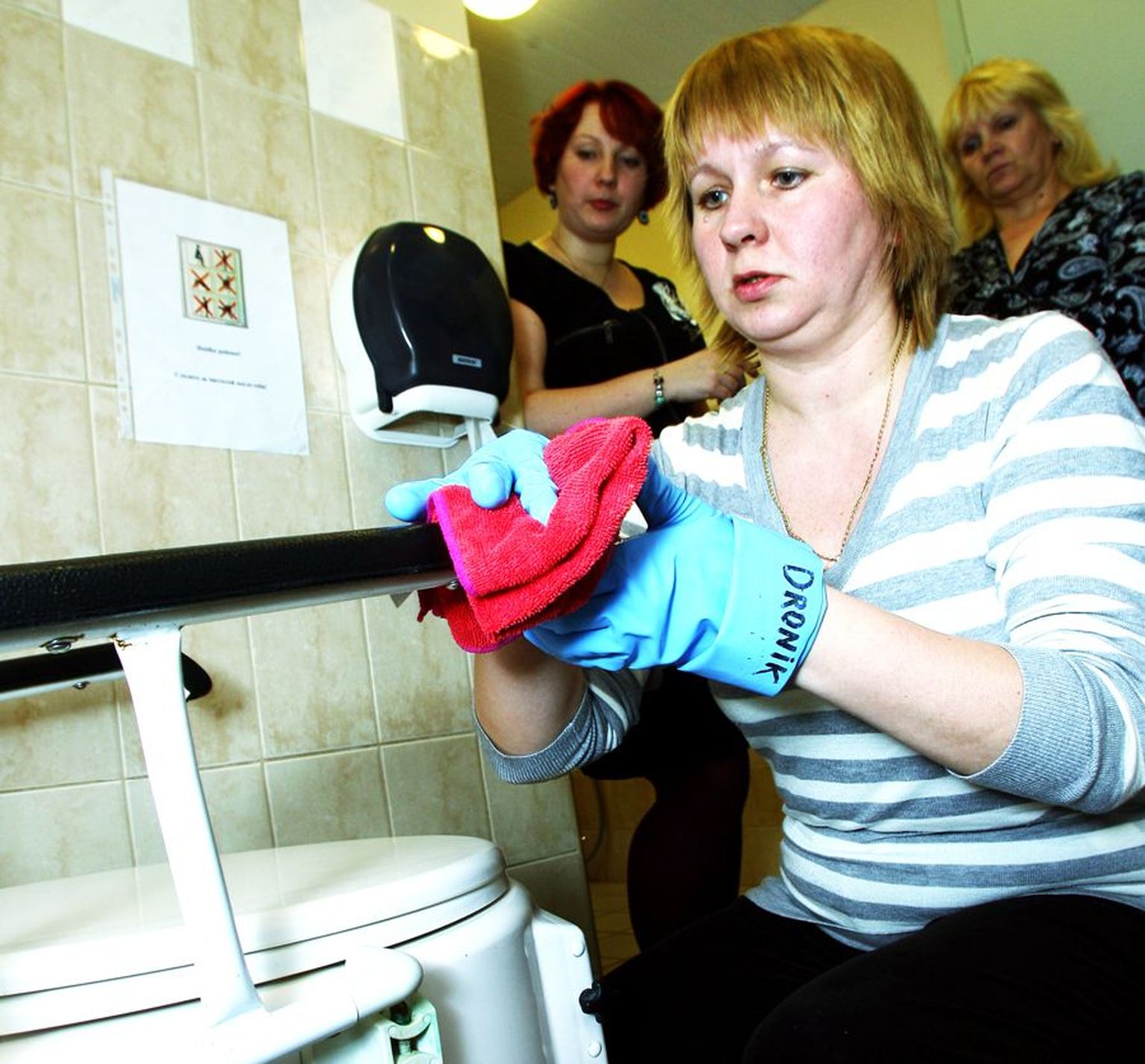 Endine kraanajuht, praegune puhastusteeninduse õpilane Jelena püüab                   koristamise teooriat praktikas rakendada ja nühib Virumaa nõustamis- ja aktiviseerimiskeskuse tualetti, kasutades õigeid töövõtteid.