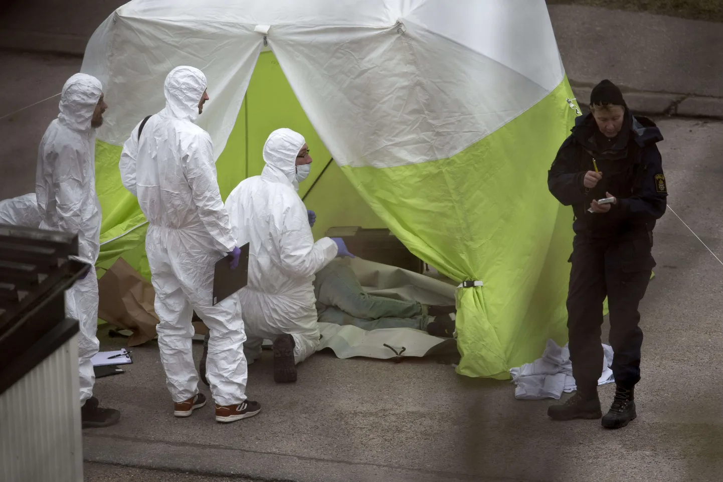 Kohtumeditsiini eksperdid Uddevallas, kus 7. märtsi hommikul leiti kolm kuulihaavadega surnukeha.