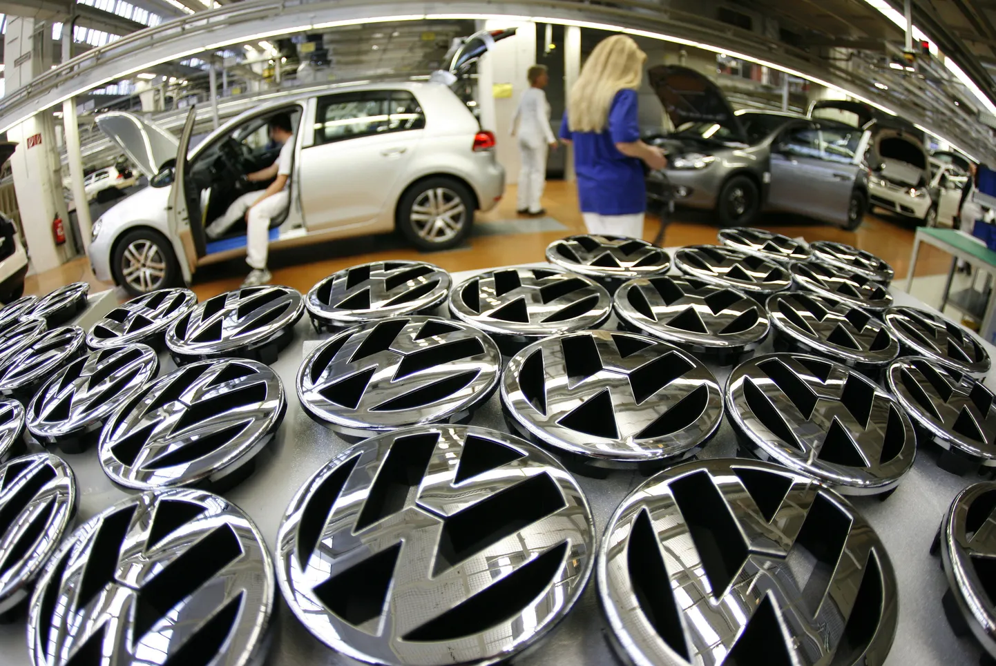 Töölised Volkswageni Wolfsburgis asuvas tehases. Esiplaanil VW logod. Detsembris vähenes Saksamaa tööstustoodang autotööstuse kehvema seisu tõttu 2,6 protsenti.