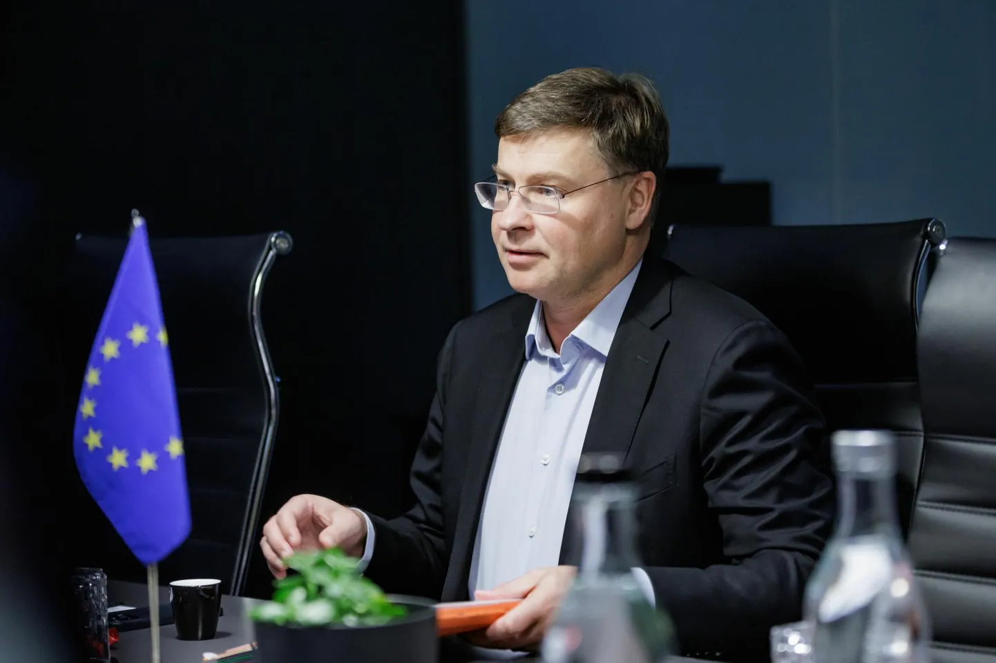Euroopa Komisjoni asepresident Valdis Dombrovskis tuli Tallinna, et anda Eestile sümboolselt üle taasterahastu esimesed 238,5 miljonit eurot. 
