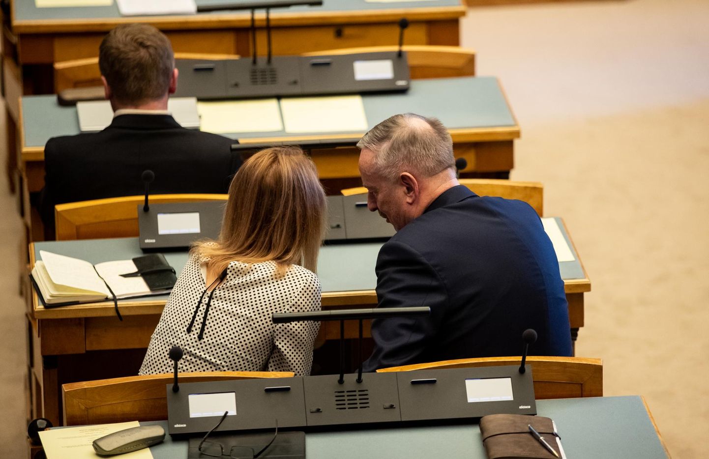 Kaja Kallas ja Siim Kallas riigikogu istungite saalis