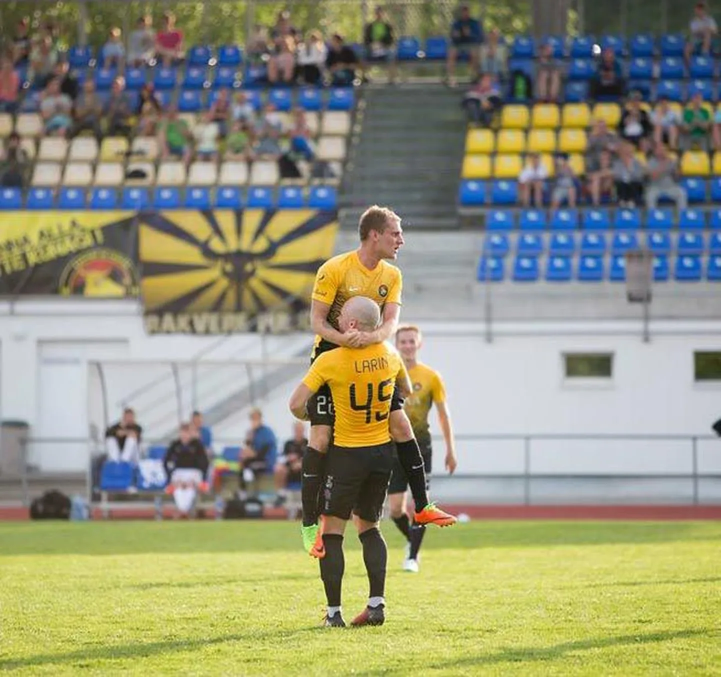 Meeskonnakaaslased Aleksei Larin (nr 45) ja Joonas Ljaš tunnevad rõõmu JK Tarva järjekordsest tabamusest.