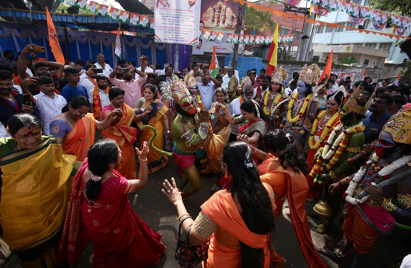 Hindud tantsivad jumala Rami templi avatseremoonial Ayodhyā, 22. jaanuaril 2024. a.