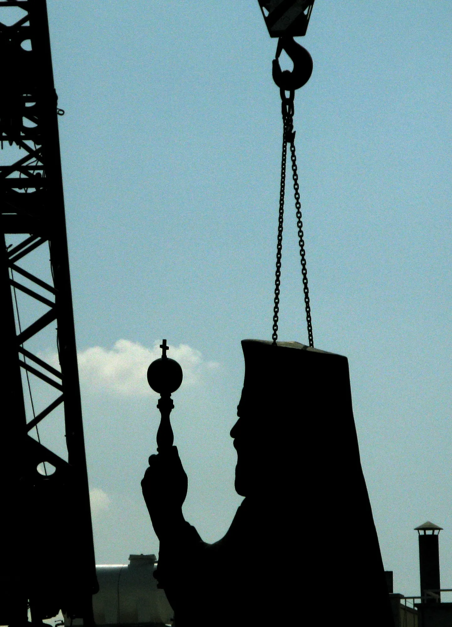 Küprose esimese presidendi peapiiskop Makarios III kolossi teisaldamine Nicosias.