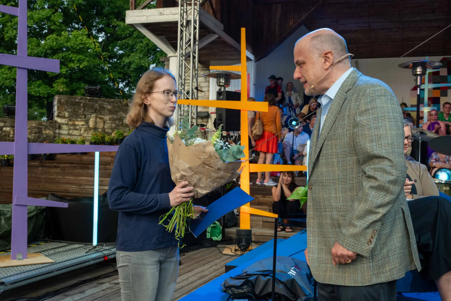 Eesti suursaadik NATO juures Jüri Luik ja võistluse võitja Susanna Laan.