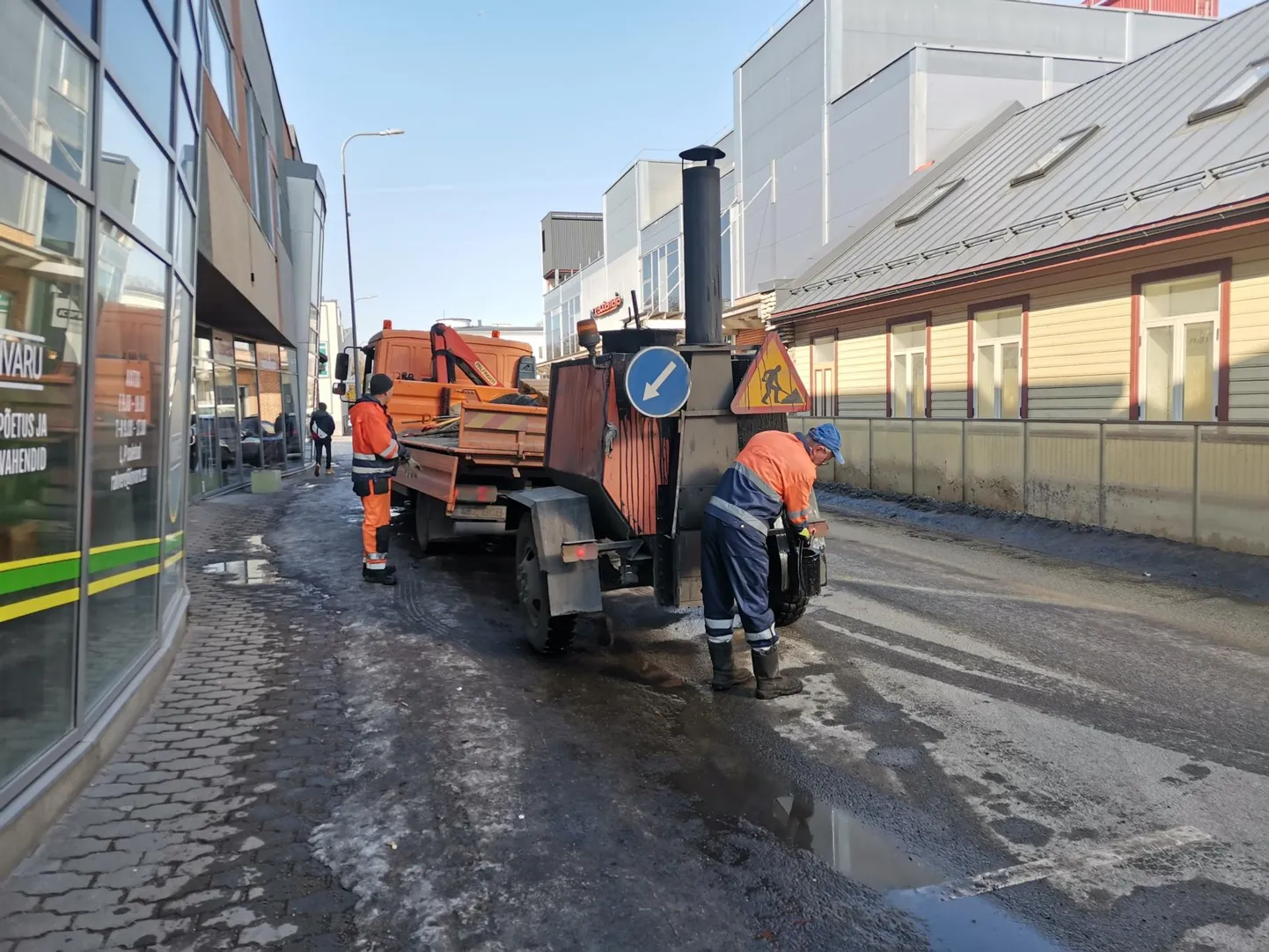 Tänavaaukude remont Rakveres Laada tänaval.