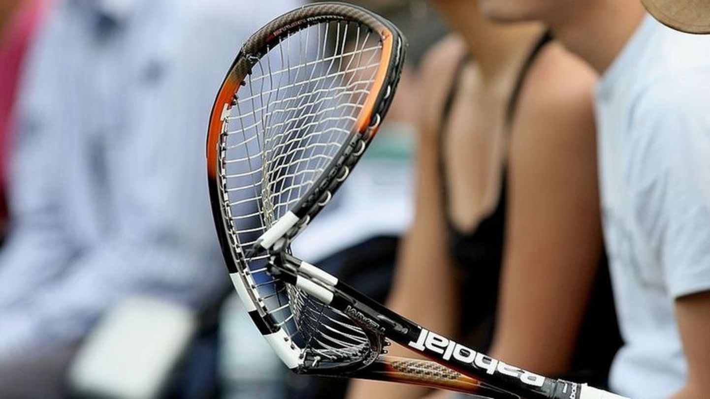 Теннисная ракетка.