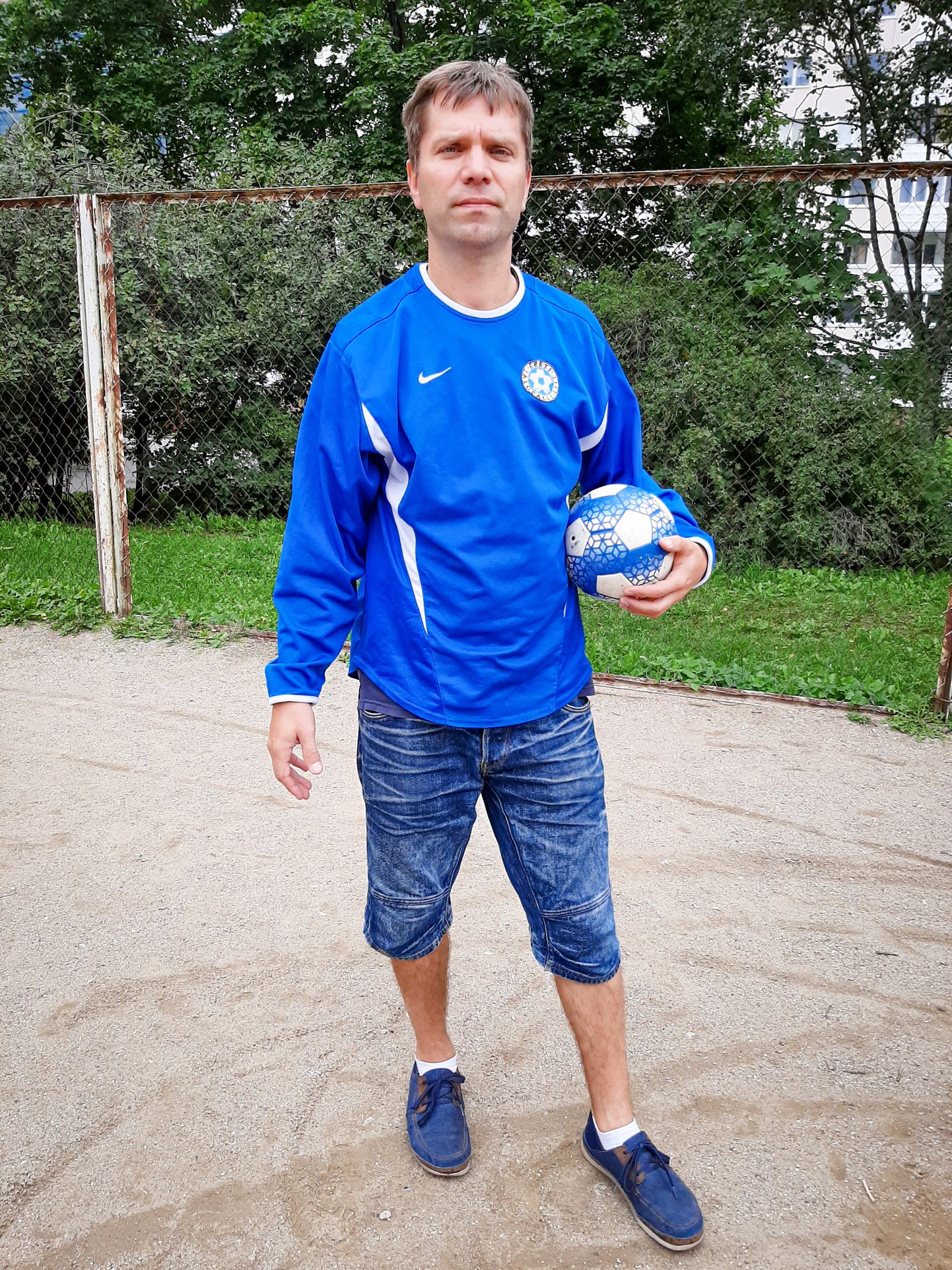 UHKE TUNNE: Andrus Koplimäe leiab et sinine särk on oluline ning erilise tähtsusega eriti välismaal, kus saab Eestit tutvustada.