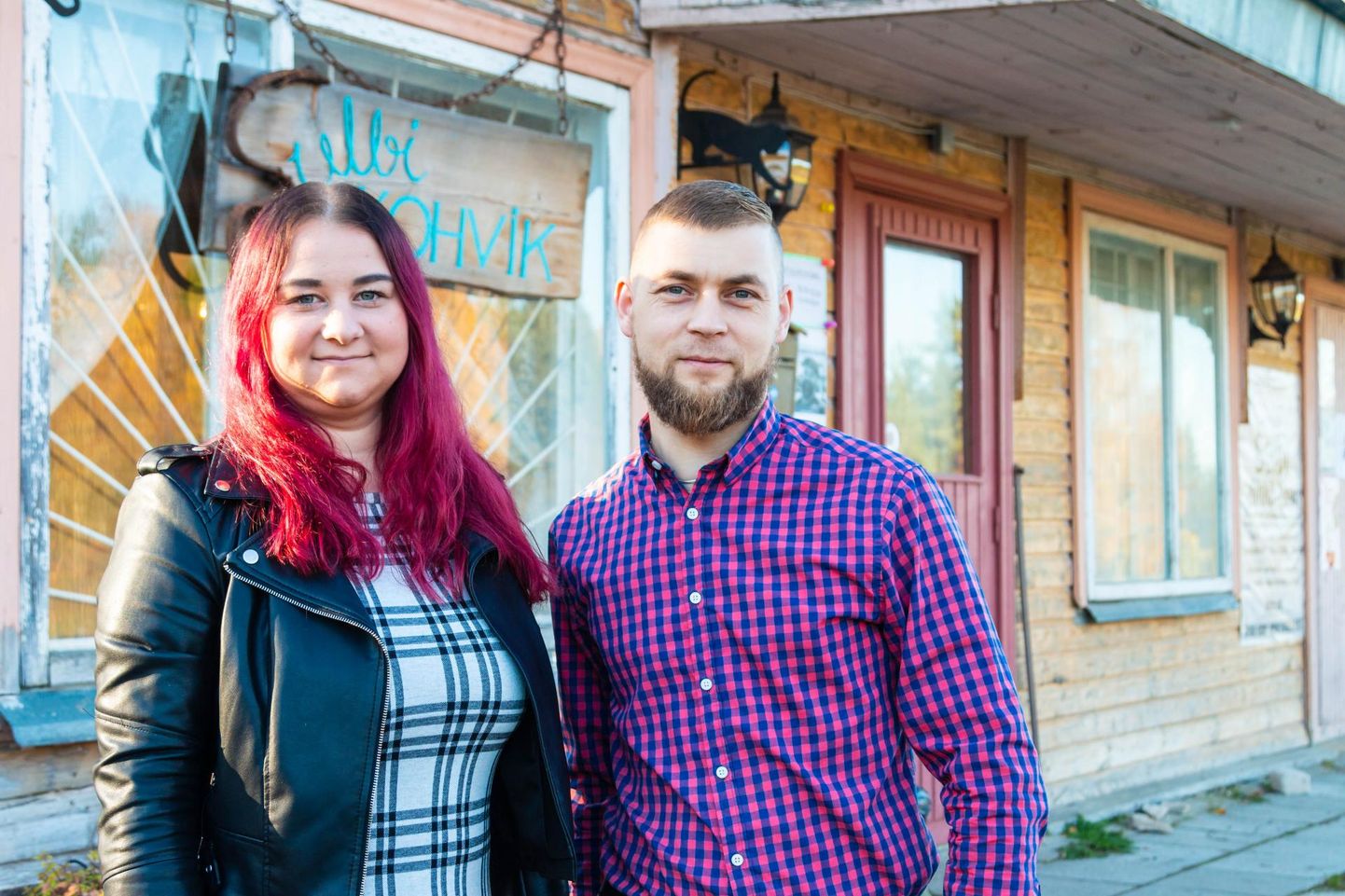 Noored ettevõtjad Indrek Noorsalu ja Kristina Turi puhusid mahajäetud kauplusehoonele elu sisse ning nüüd tegutseb seal teist aastat Sulbi kohvik.