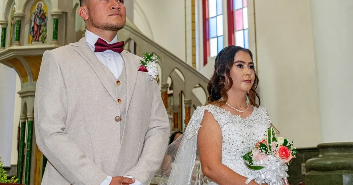 Alabama Student Captures Heartwarming Newlywed Moment After Wedding Ceremony