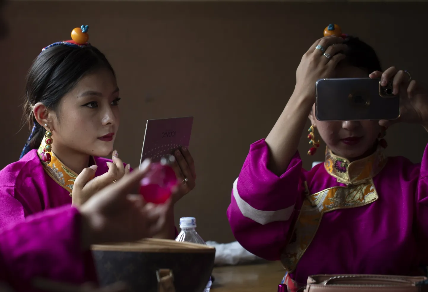 Tiibeti tüdrukud valmistumas Dalai-laama sünnipäevapidustusteks, 6. juulil 2023. aastal Nepalis.