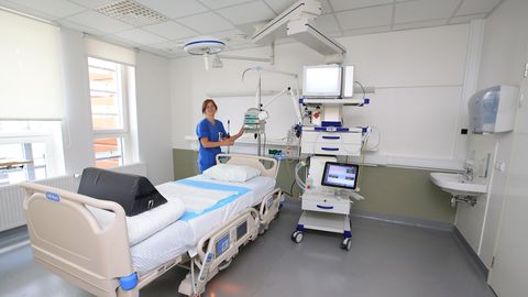 TÜ kliinikumi anestesioloogia ja intensiivravi kliiniku vanemõde Liisi Põldots Covid-19 patsiendi ootel. TÜ kliinikumi anestesioloogia ja intensiivravi kliiniku vanemõde Liisi Põldots Covid-19 patsiendi ootel.
