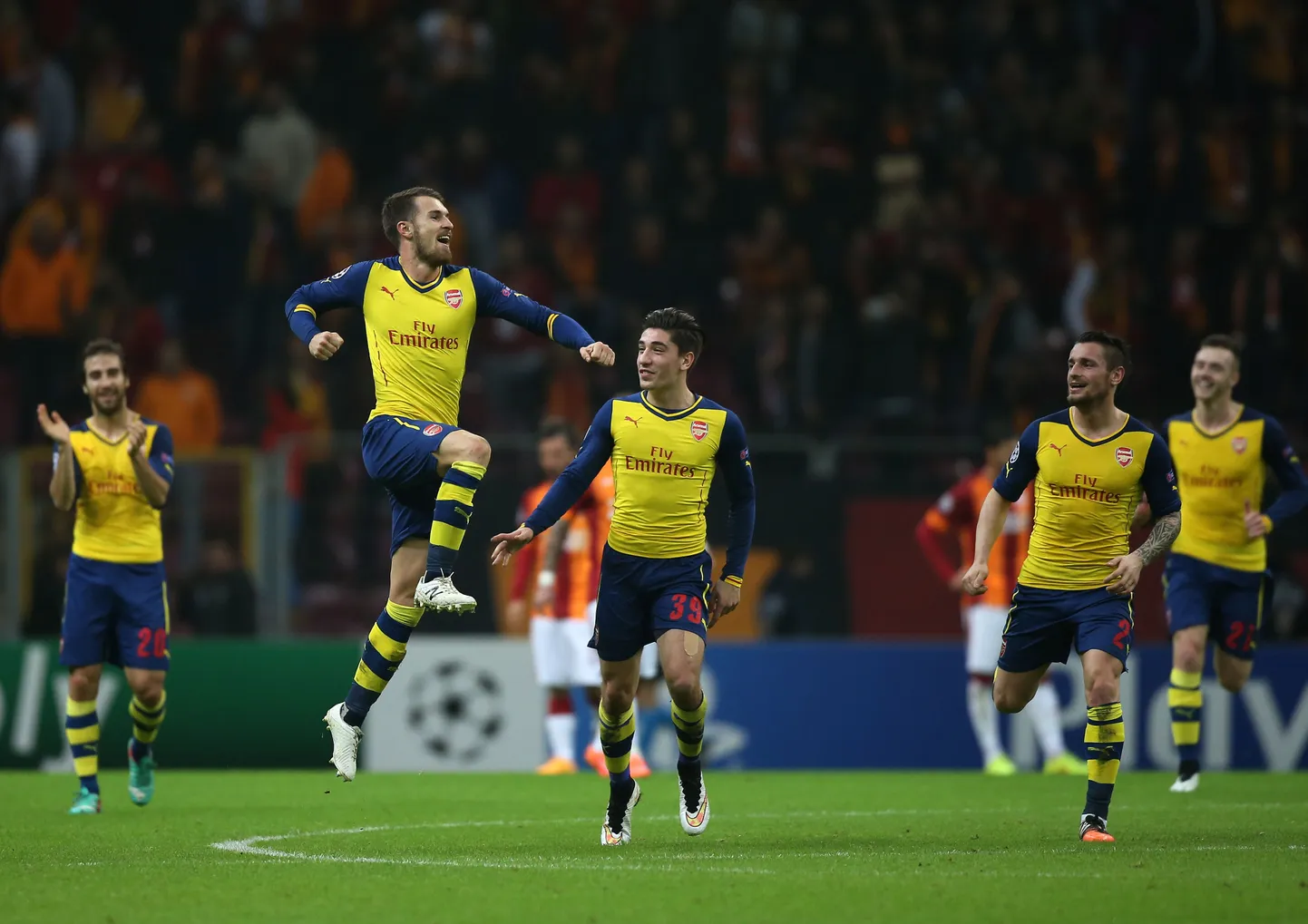 Aaron Ramsey (hüppel) väravat tähistamas.