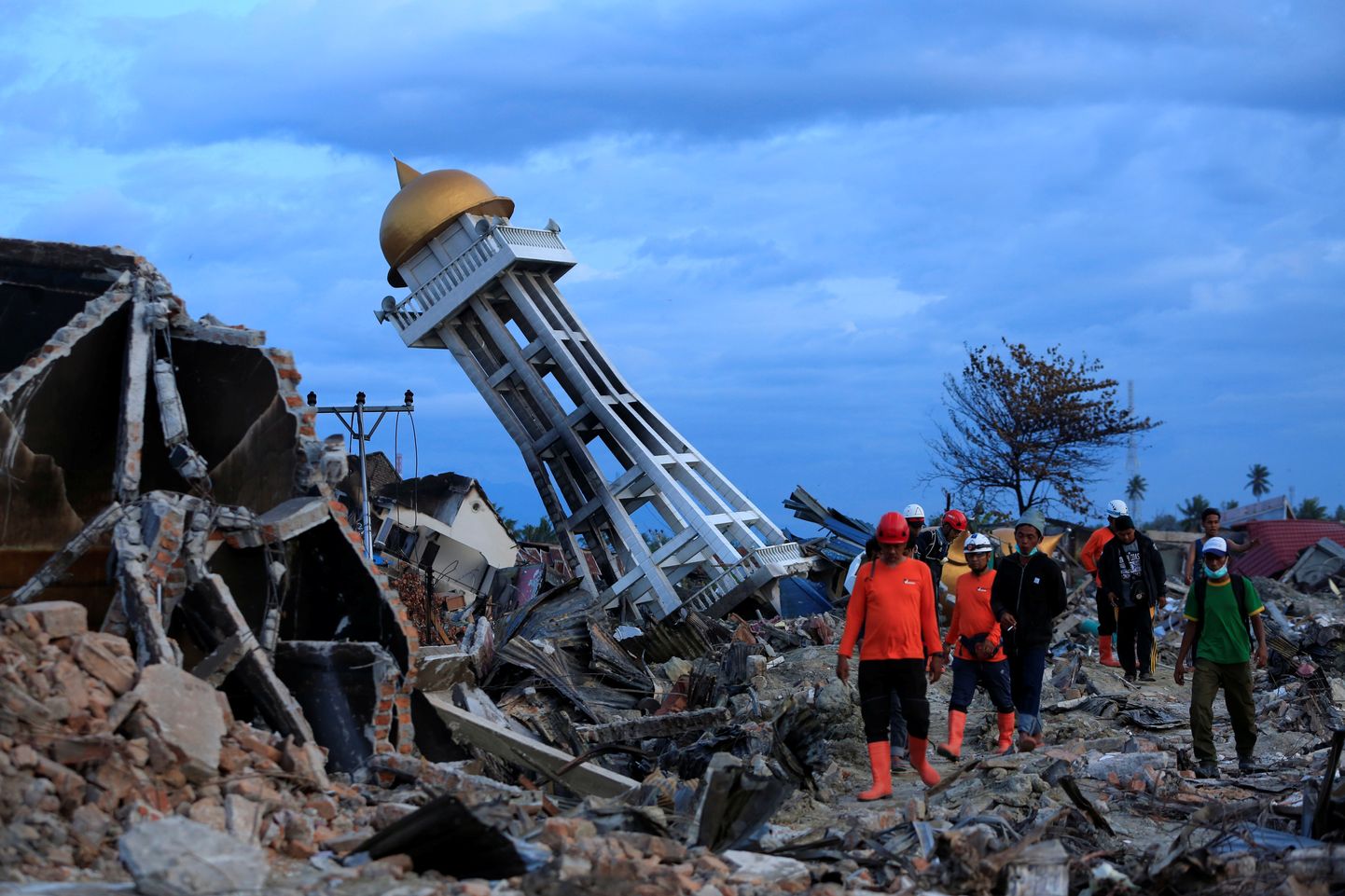 Päästetöötajad Palus Balaroa linnaosas, mis sai maavärinas rängalt kannatada.