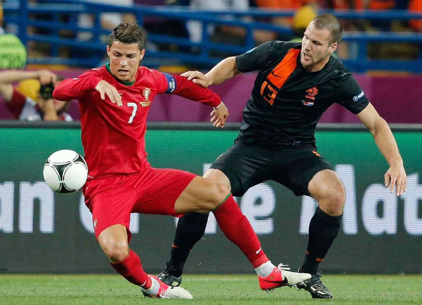 Ron Vlaar (paremal) võitlemas Cristiano Ronaldoga.